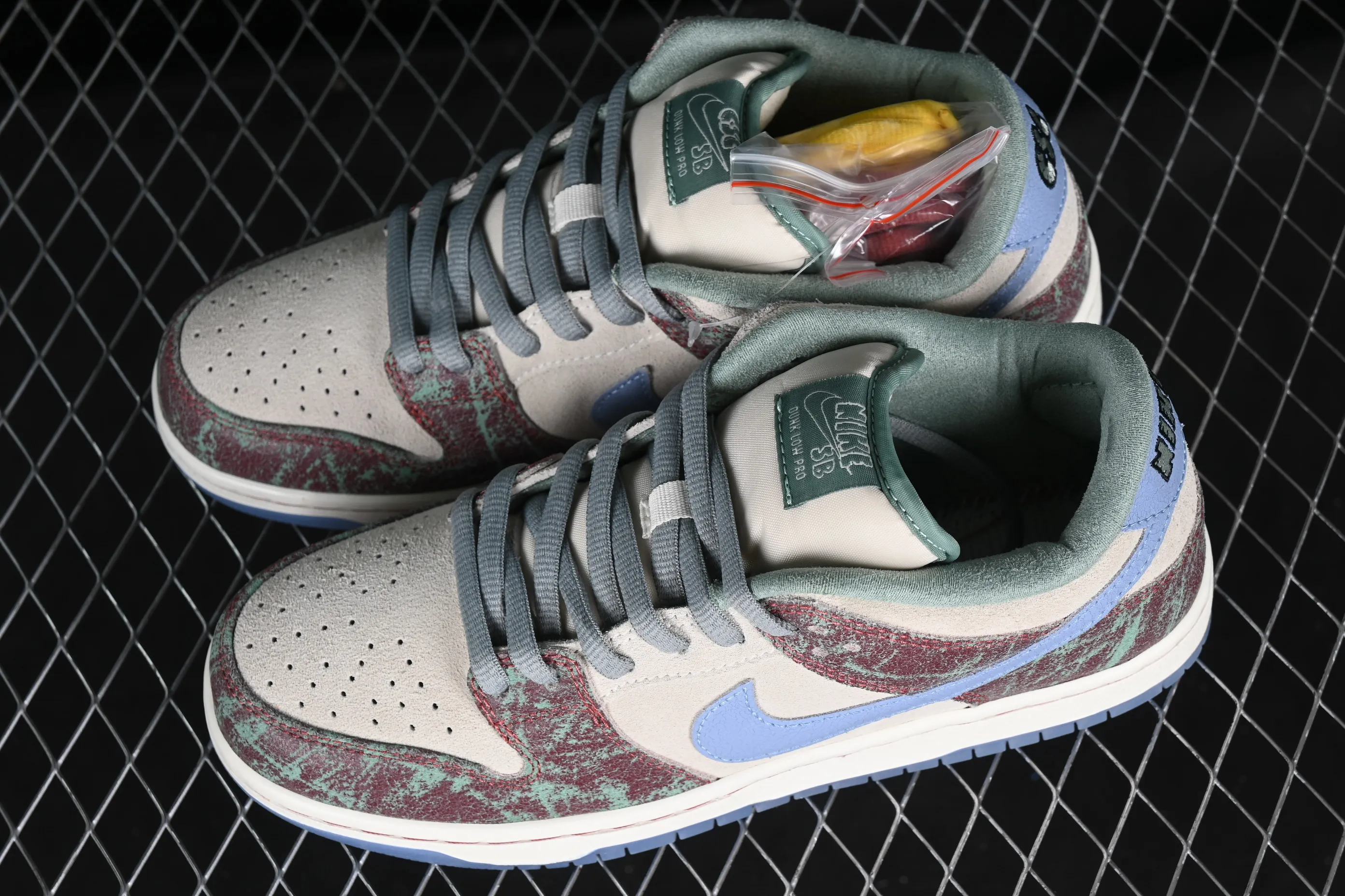All categories Nk SB Dunk Series Nk SB Dunk Low low-top sneakers J version Crenshaw Skate Club x Nk SB Dunk Low joint model SB low-top sports and leisure sneakers FN4193-100